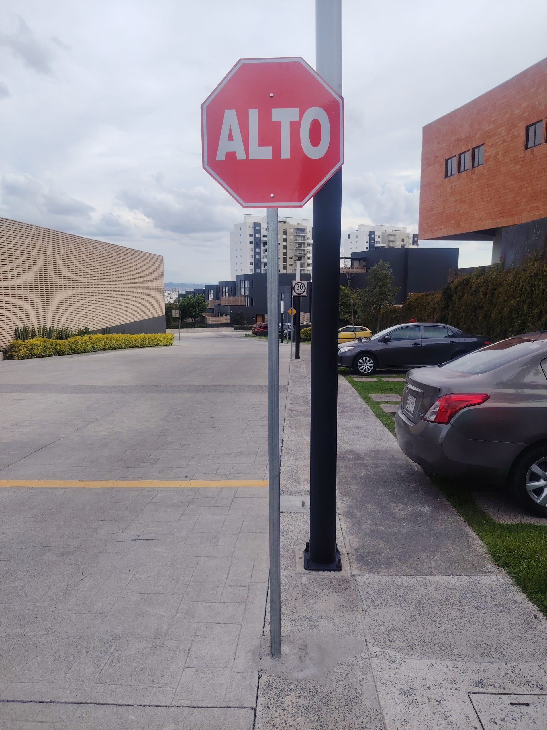 señal-alto-instalacion señal-alto-reflejante-grado-ingenieria